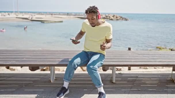 Afrikalı Amerikalı Adam Deniz Kenarında Müzik Dinliyor Dans Ediyor — Stok video