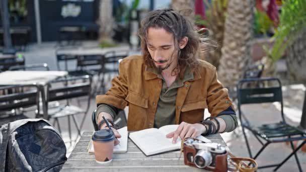Fiatal Spanyol Férfi Turista Olvasmány Könyv Asztalon Jegyzetel Kávézó Teraszán — Stock videók
