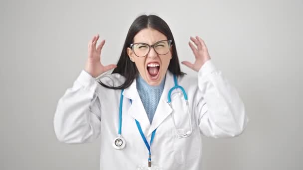 Joven Doctora Hispana Enojada Estresada Sobre Fondo Blanco Aislado — Vídeos de Stock