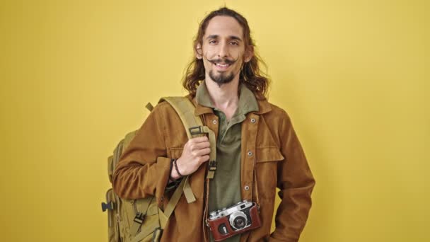 Jovem Hispânico Homem Turista Usando Mochila Sorrindo Sobre Fundo Amarelo — Vídeo de Stock