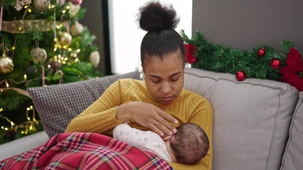 Matka Syn Świętują Boże Narodzenie Karmiąc Dziecko Piersią Domu — Wideo stockowe