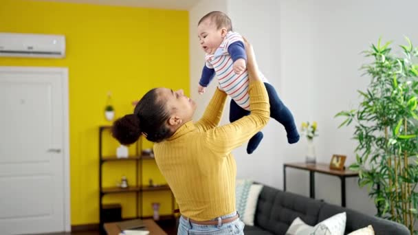 Mãe Filho Sorrindo Confiante Segurando Bebê Beijando Casa — Vídeo de Stock