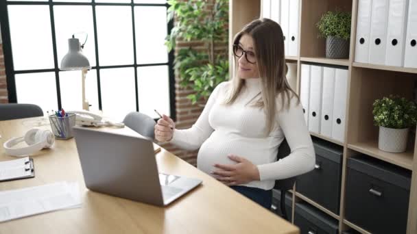 Trabajadora Negocios Embarazada Joven Usando Escritura Portátil Cuaderno Oficina — Vídeos de Stock