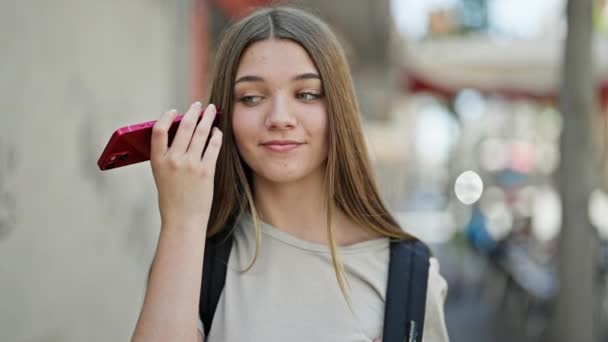 Sırt Çantası Takan Genç Güzel Bir Kız Sokakta Akıllı Telefondan — Stok video