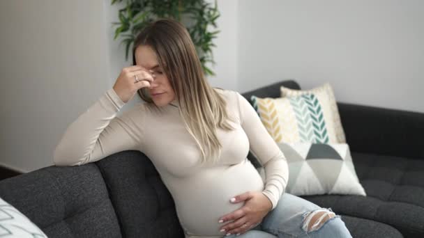 Mujer Embarazada Joven Tocando Vientre Con Expresión Preocupada Casa — Vídeos de Stock