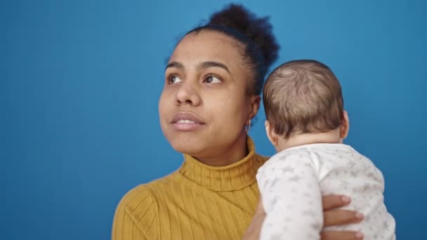 Anne Oğul Gülümsüyor Mavi Arka Planda Birbirlerine Sarılıyorlar — Stok video