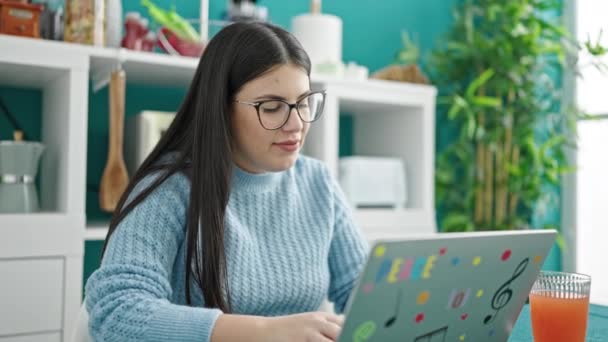 Mujer Hispana Joven Usando Laptop Comedor — Vídeo de stock