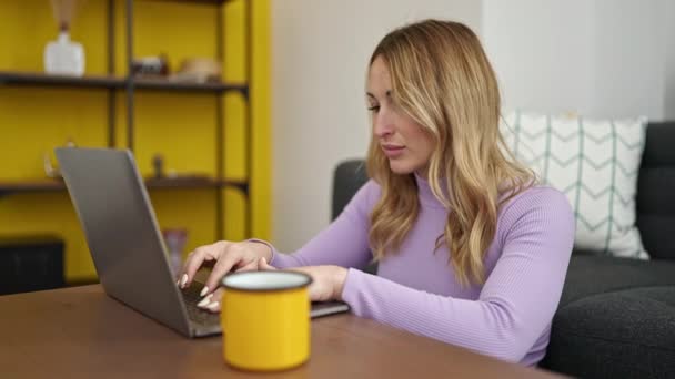 Jovem Bela Mulher Hispânica Usando Laptop Beber Café Casa — Vídeo de Stock