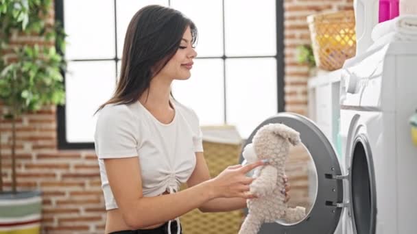 Jonge Kaukasische Vrouw Wassen Kleding Teddybeer Wasruimte — Stockvideo