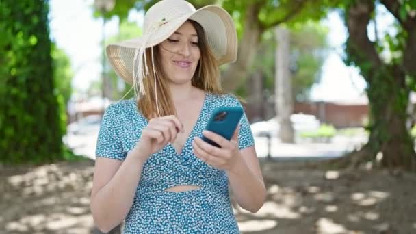 Młoda Blondynka Turysta Pomocą Smartfona Taniec Parku — Wideo stockowe