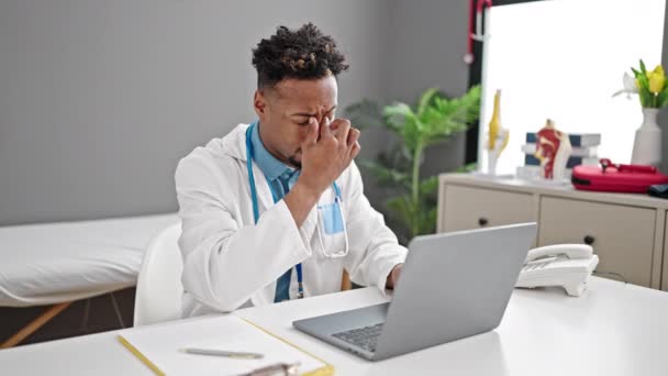 Afrikansk Amerikansk Man Läkare Bär Glasögon För Att Använda Laptop — Stockvideo