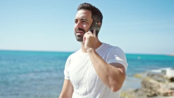Νεαρός Ισπανόφωνος Άντρας Χαμογελάει Αυτοπεποίθηση Μιλώντας Στο Smartphone Στην Παραλία — Αρχείο Βίντεο