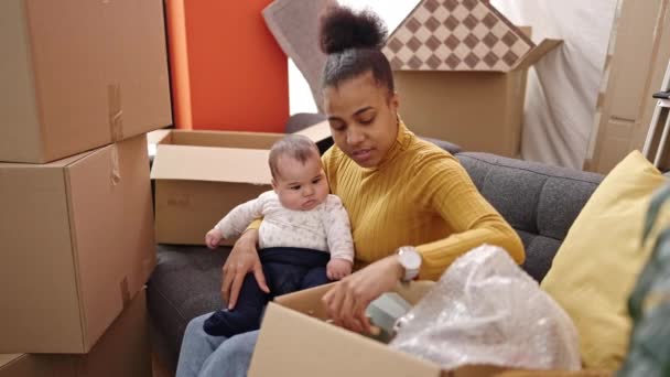 Anne Oğlu Kanepeye Oturmuş Yeni Evdeki Karton Kutuları Açıyorlar — Stok video