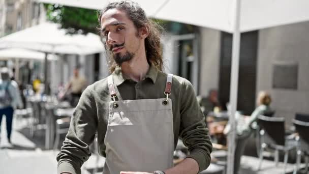 Genç Spanyol Garson Gülümsüyor Kollarını Kavuşturup Kahve Dükkanının Terasında Duruyor — Stok video