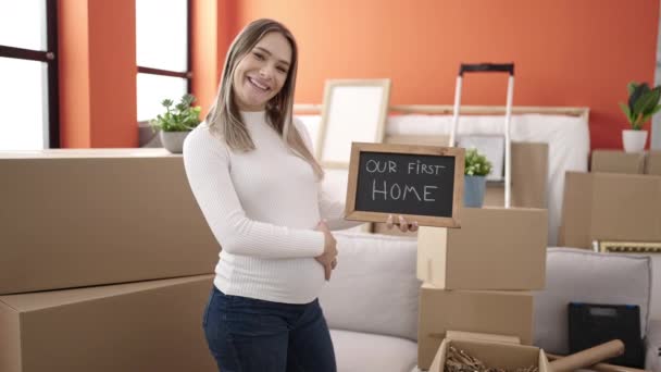 Jonge Zwangere Vrouw Aanraken Buik Houden Schoolbord Nieuw Huis — Stockvideo