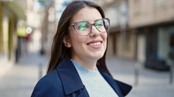 Joven Mujer Hispana Sonriendo Confiada Calle — Vídeos de Stock