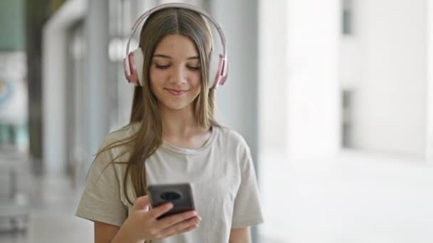 Junge Schöne Mädchen Hören Musik Und Tanzen Der Bibliothek — Stockvideo