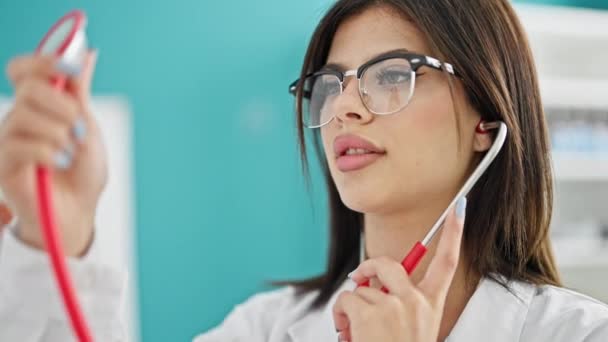 Молода Біла Жінка Лікар Яка Вивчає Стетоскоп Клініці — стокове відео