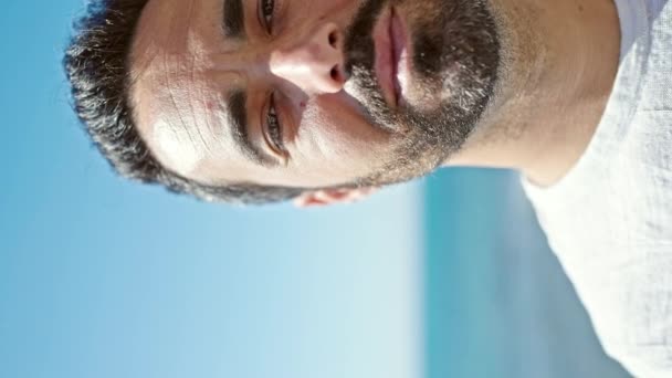 Mladý Hispánec Usmívá Sebevědomě Stojí Pláži — Stock video