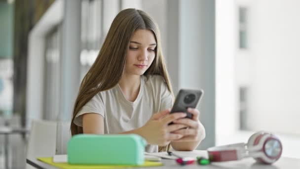 Młoda Piękna Dziewczyna Student Pomocą Smartfona Patrząc Zdenerwowany Bibliotece — Wideo stockowe