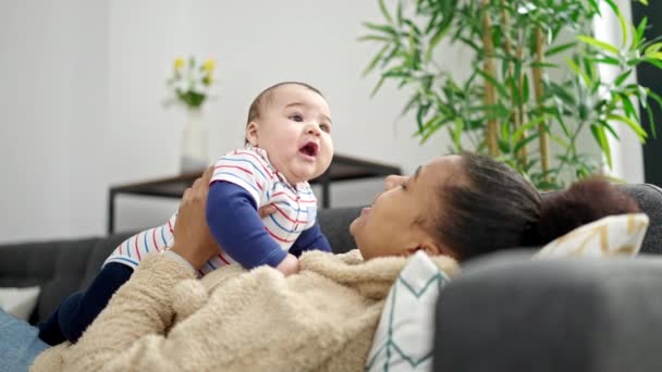 Anne Oğlu Bebeği Kucağında Tutuyor Evdeki Kanepede Yatıyorlar — Stok video