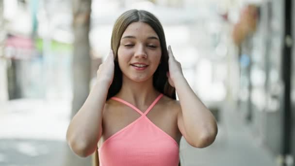 Fiatal Gyönyörű Lány Mosolyog Magabiztos Beszél Utcán — Stock videók