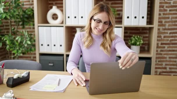 Jovem Bela Mulher Hispânica Empresária Abrir Laptop Trabalhando Escritório — Vídeo de Stock