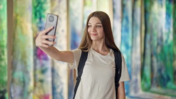 Gadis Cantik Mengenakan Ransel Membuat Selfie Oleh Smartphone Galeri Seni — Stok Video