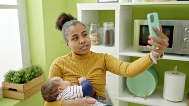 Madre Hijo Hacen Selfie Por Teléfono Inteligente Amamantando Bebé Comedor — Vídeo de stock