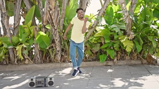 Afroamerikaner Lächelt Selbstbewusst Beim Tanzen Park — Stockvideo