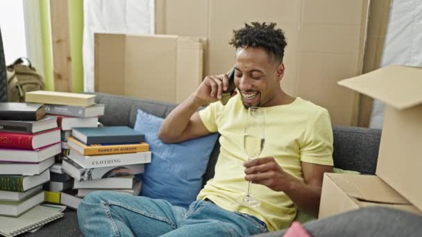 Hombre Afroamericano Hablando Smartphone Bebiendo Champán Nuevo Hogar — Vídeos de Stock