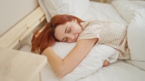 Νεαρή Κοκκινομάλλα Ξαπλωμένη Στο Κρεβάτι Αγκαλιάζοντας Μαξιλάρι Κοιμάται Στο Υπνοδωμάτιο — Αρχείο Βίντεο