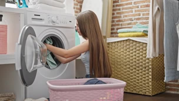Ung Vacker Flicka Tvätta Kläder Med Hjälp Smartphone Tvättstuga — Stockvideo