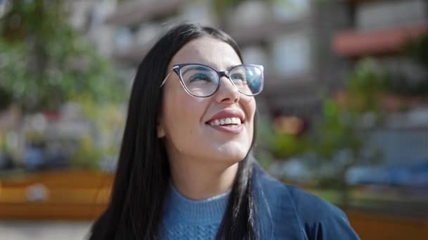 Jovem Hispânica Sorrindo Confiante Olhando Para Rua — Vídeo de Stock