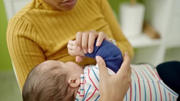 Mãe Filho Sentados Mesa Amamentando Bebê Sala Jantar — Vídeo de Stock