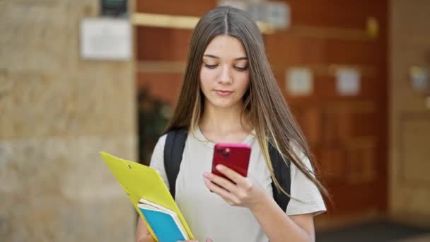 Gadis Cantik Menggunakan Smartphone Dengan Wajah Serius Sekolah — Stok Video