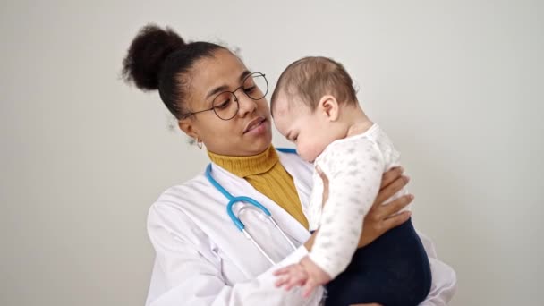 Jovem Africano Americano Mulher Médico Sorrindo Segurando Bebê Clínica — Vídeo de Stock