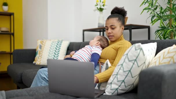 Mãe Filho Sentados Sofá Trabalhando Enquanto Cuidam Bebê Casa — Vídeo de Stock