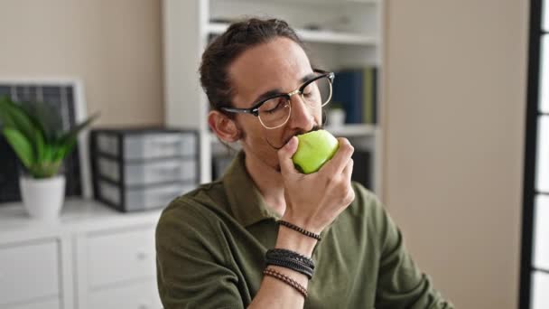 Νεαρός Ισπανός Επιχειρηματίας Που Τρώει Μήλο Στο Γραφείο — Αρχείο Βίντεο