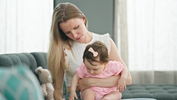 Mãe Filha Abraçando Uns Aos Outros Sentados Sofá Fazendo Gesto — Vídeo de Stock