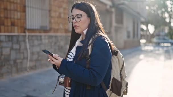 Sokak Ortasında Akıllı Telefon Kullanan Sırt Çantası Takan Latin Kökenli — Stok video