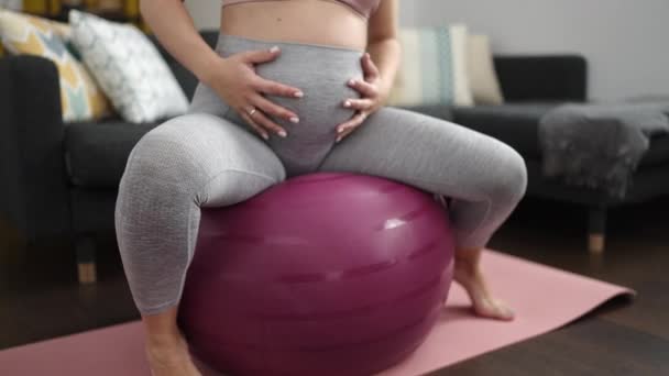 若いです妊娠中の女性ありますPrepartum練習座っています上のフィットボールにホーム — ストック動画