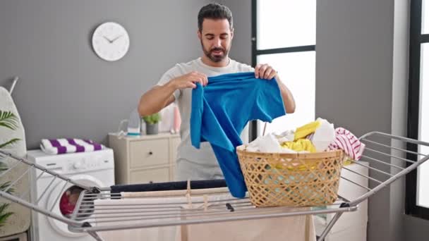 Ung Latinamerikan Man Hängande Kläder Klädstreck Tvättstuga — Stockvideo