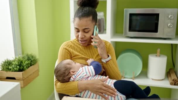 Mãe Filho Conversando Bebê Amamentação Smartphone Sala Jantar — Vídeo de Stock
