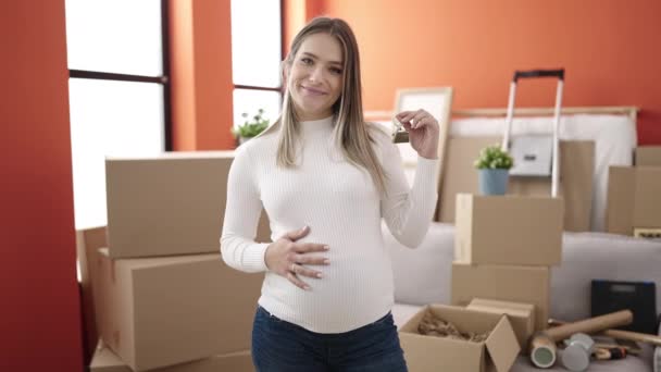 新家的年轻孕妇拿着钥匙摸肚子 — 图库视频影像