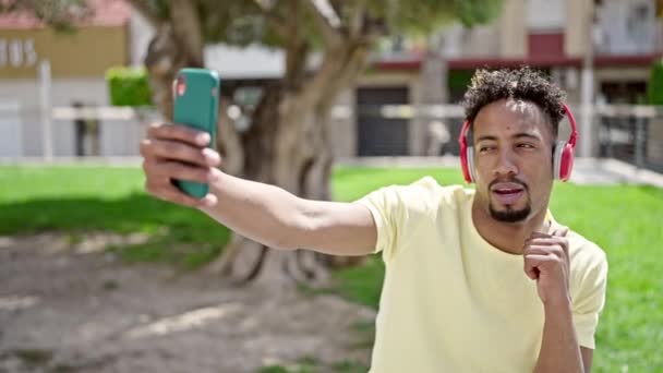 Африканський Американець Записує Відео Допомогою Смартфона Який Танцює Парку — стокове відео