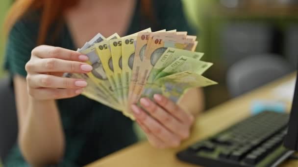 Νεαρή Κοκκινομάλλα Επιχειρηματίας Που Μετράει Ρουμάνικα Χαρτονομίσματα Λέου Στο Γραφείο — Αρχείο Βίντεο