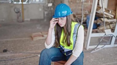 Genç, güzel İspanyol kadın müteahhit inşaat alanında gözlük ve şapka çıkarmaktan yoruldu.