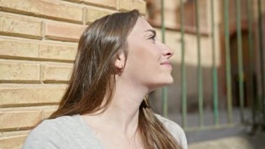 Sokakta kendine güvenen güzel İspanyol bir kadın.