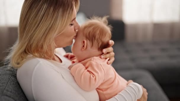 Mãe Filha Abraçando Uns Aos Outros Beijando Casa — Vídeo de Stock